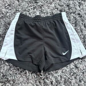 ❄️DONATING SOON! YOUTH Nike shorts Sz medium